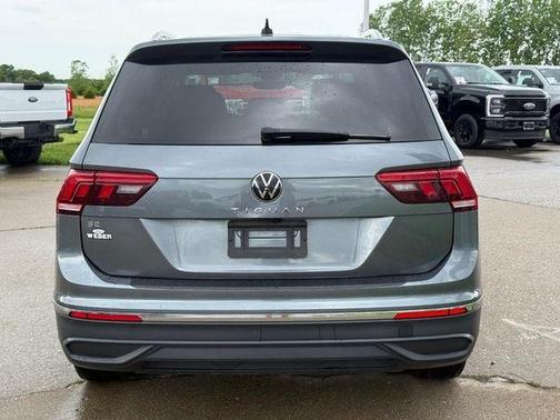 Platinum Gray Metallic 2024 Volkswagen Tiguan 2.0T SE