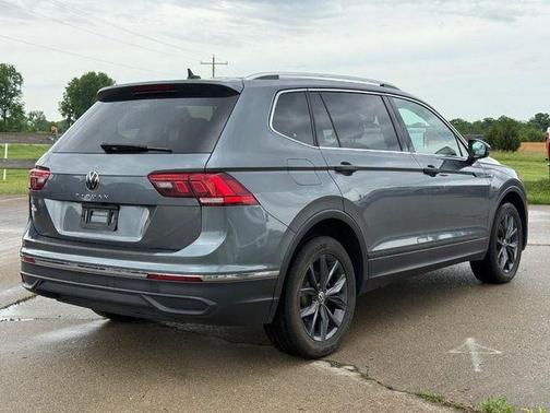 Platinum Gray Metallic 2024 Volkswagen Tiguan 2.0T SE
