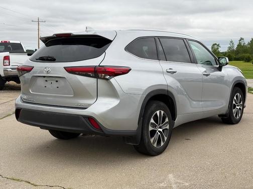 Celestial Silver Metallic 2022 Toyota Highlander XLE