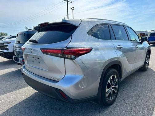 Celestial Silver Metallic 2022 Toyota Highlander XLE