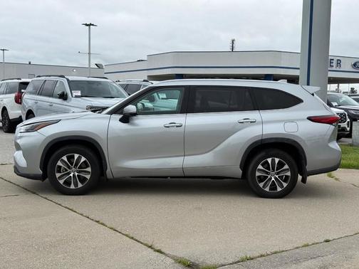 Celestial Silver Metallic 2022 Toyota Highlander XLE