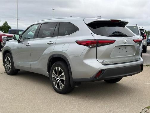 Celestial Silver Metallic 2022 Toyota Highlander XLE