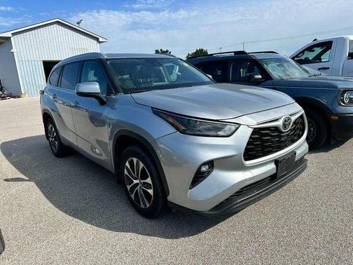 Celestial Silver Metallic 2022 Toyota Highlander XLE