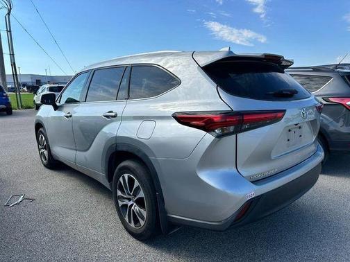 Celestial Silver Metallic 2022 Toyota Highlander XLE
