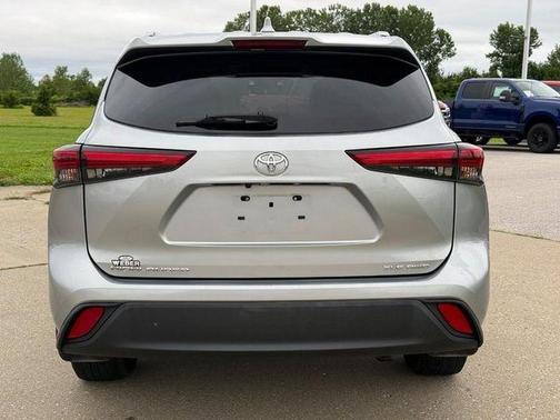 Celestial Silver Metallic 2022 Toyota Highlander XLE