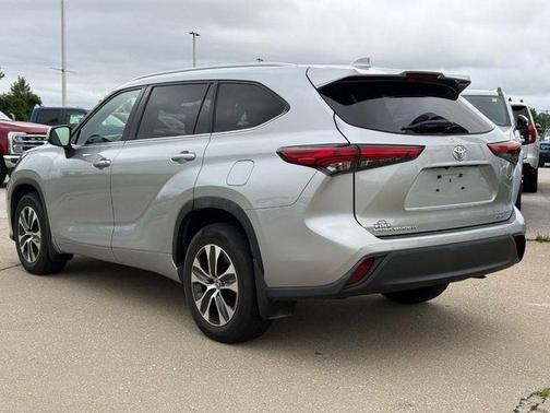 Celestial Silver Metallic 2022 Toyota Highlander XLE