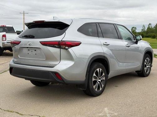 Celestial Silver Metallic 2022 Toyota Highlander XLE