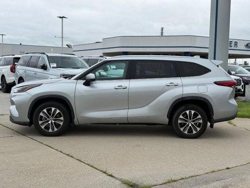 Celestial Silver Metallic 2022 Toyota Highlander XLE