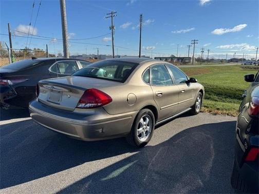2004 Ford Taurus SE