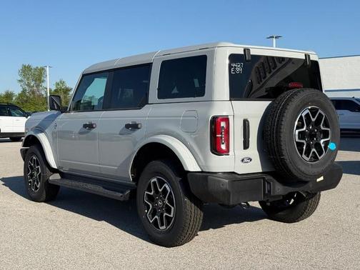 Avalanche Gray 2026 Ford Bronco Outer Banks