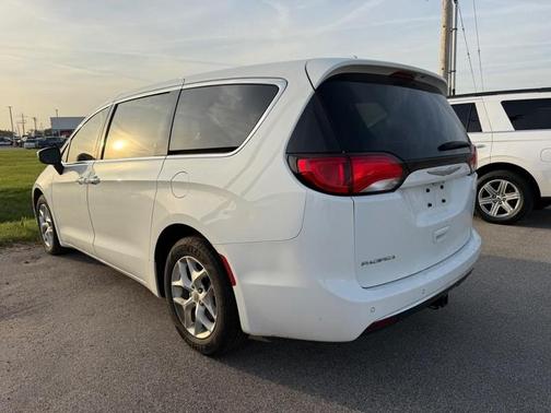 Bright White Clearcoat 2017 Chrysler Pacifica Touring-L