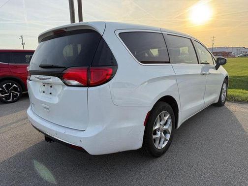 Bright White Clearcoat 2017 Chrysler Pacifica Touring-L