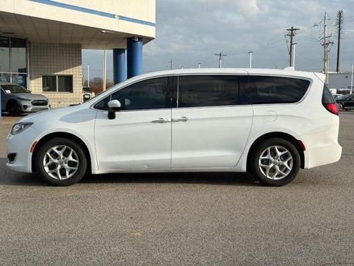 Bright White Clearcoat 2017 Chrysler Pacifica Touring-L