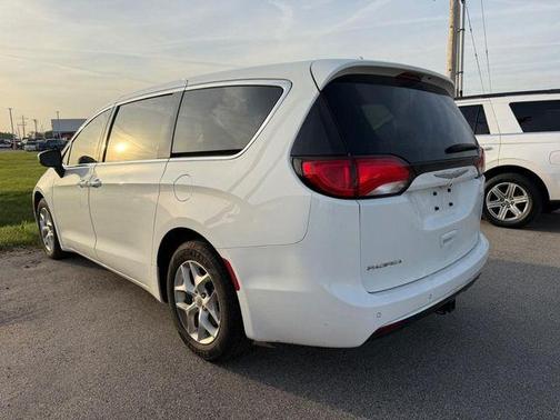 Bright White Clearcoat 2017 Chrysler Pacifica Touring-L