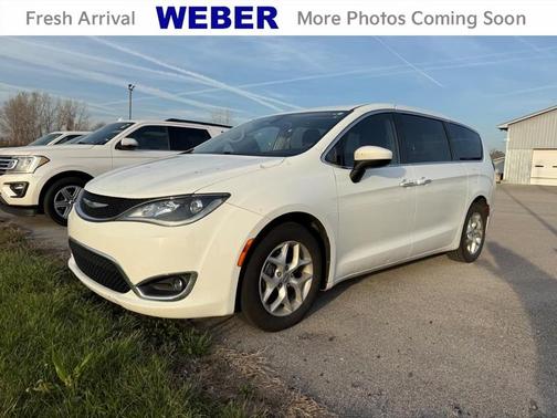 Bright White Clearcoat 2017 Chrysler Pacifica Touring-L