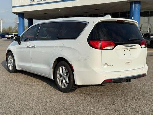 Bright White Clearcoat 2017 Chrysler Pacifica Touring-L