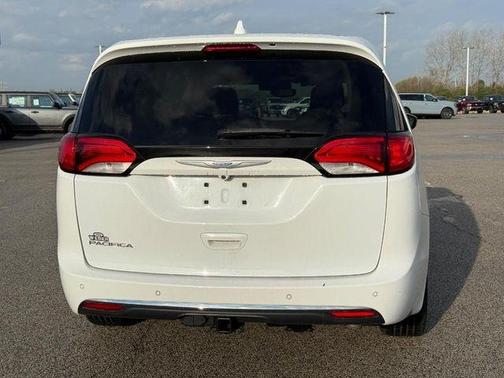 Bright White Clearcoat 2017 Chrysler Pacifica Touring-L