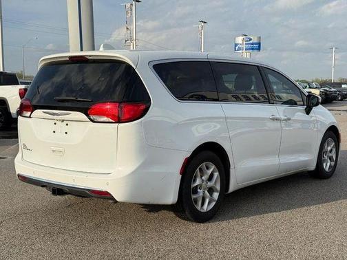Bright White Clearcoat 2017 Chrysler Pacifica Touring-L