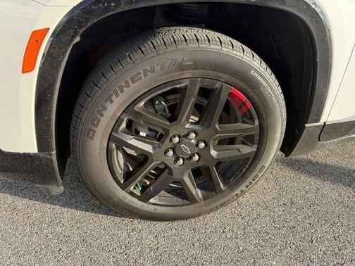 Iridescent Pearl Tricoat 2023 Chevrolet Traverse Premier
