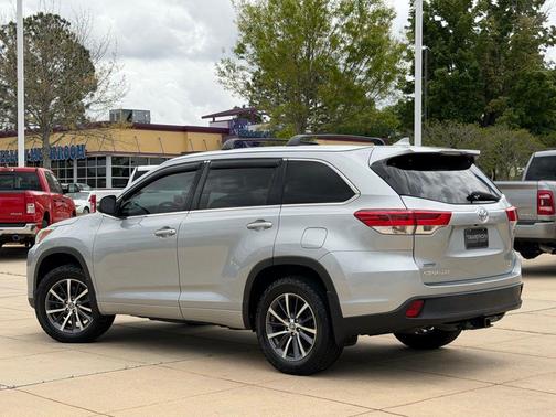 Celestial Silver Metallic 2017 Toyota Highlander XLE