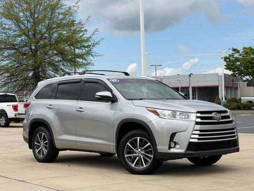Celestial Silver Metallic 2017 Toyota Highlander XLE