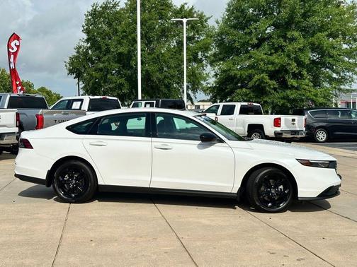 Platinum White Pearl 2025 Honda Accord SE
