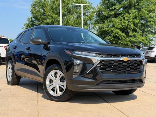 Mosaic Black Metallic 2025 Chevrolet Trax LS