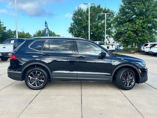 Deep Black 2023 Volkswagen Tiguan 2.0T SE
