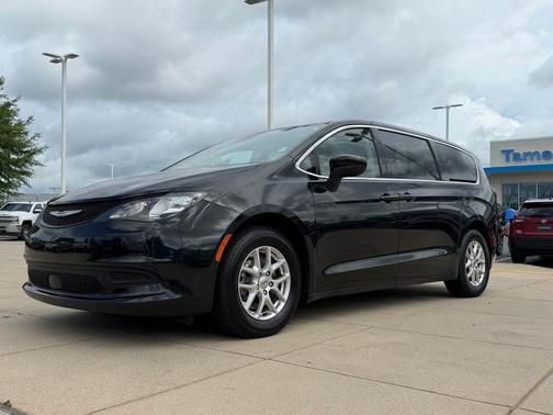 Brilliant Black Crystal Pearlcoat 2023 Chrysler Voyager LX