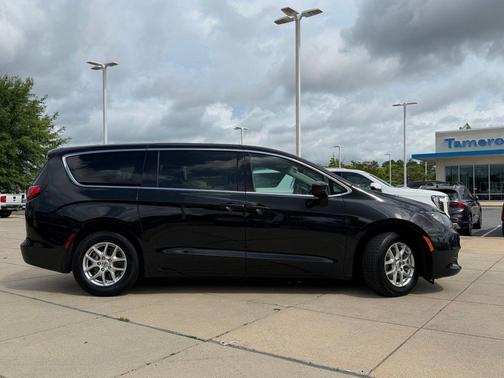 Brilliant Black Crystal Pearlcoat 2023 Chrysler Voyager LX