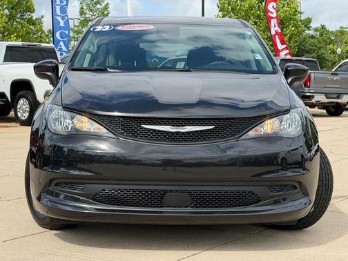 Brilliant Black Crystal Pearlcoat 2023 Chrysler Voyager LX