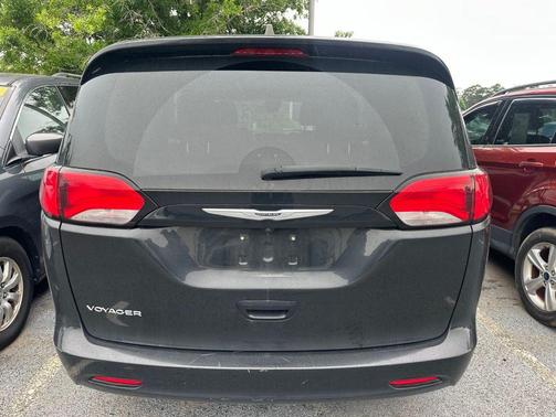 Brilliant Black Crystal Pearlcoat 2023 Chrysler Voyager LX