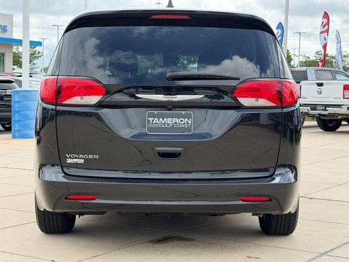 Brilliant Black Crystal Pearlcoat 2023 Chrysler Voyager LX