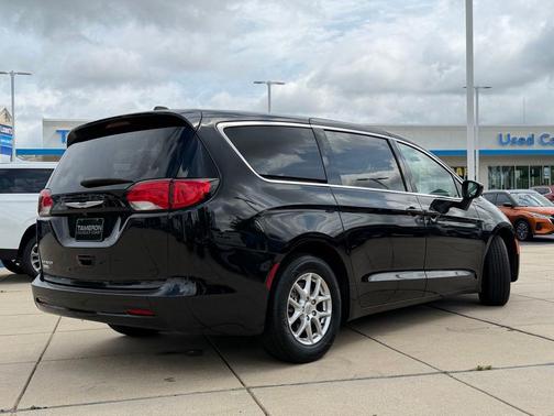 Brilliant Black Crystal Pearlcoat 2023 Chrysler Voyager LX