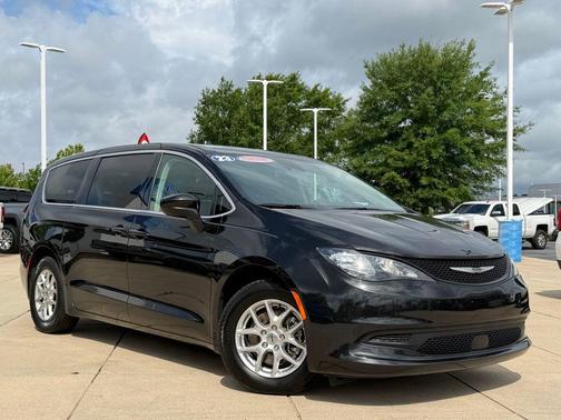 Brilliant Black Crystal Pearlcoat 2023 Chrysler Voyager LX