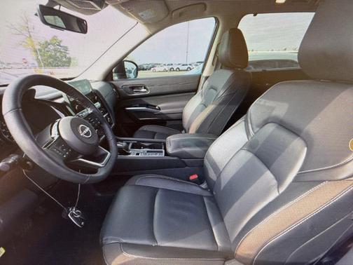2024 Nissan Pathfinder SL FWD