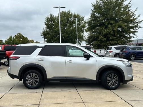 2024 Nissan Pathfinder S 4WD