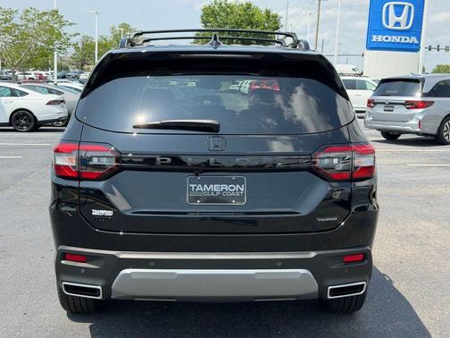 Crystal Black Pearl 2026 Honda Pilot Touring 8-Passenger