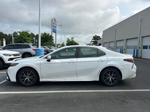 White 2022 Toyota Camry SE