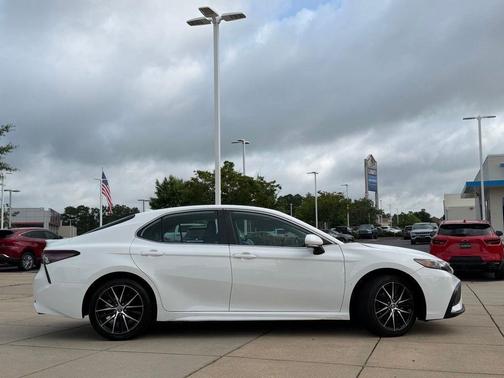 White 2022 Toyota Camry SE