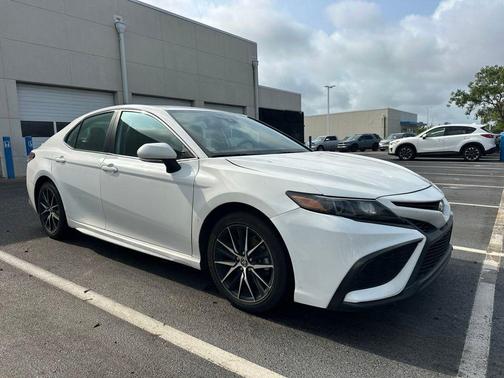 White 2022 Toyota Camry SE