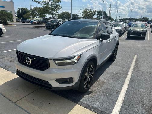Glacier Silver Metallic 2020 Volvo XC40 R-Design