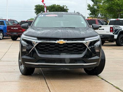 Mosaic Black Metallic 2025 Chevrolet Trax LT
