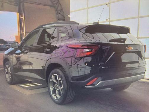 Mosaic Black Metallic 2025 Chevrolet Trax LT