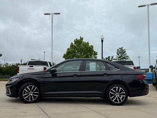Deep Black Pearl 2025 Volkswagen Jetta 1.5T SE