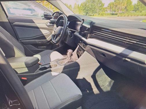 Deep Black Pearl 2025 Volkswagen Jetta 1.5T SE