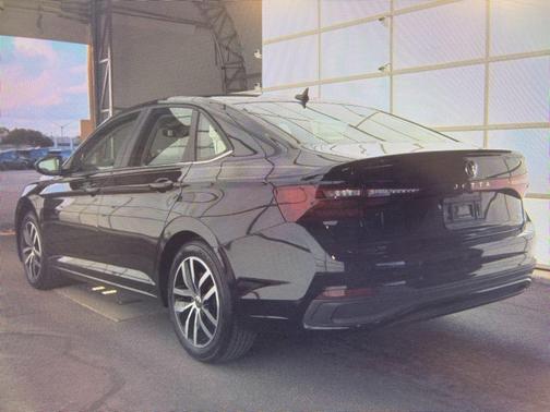 Deep Black Pearl 2025 Volkswagen Jetta 1.5T SE