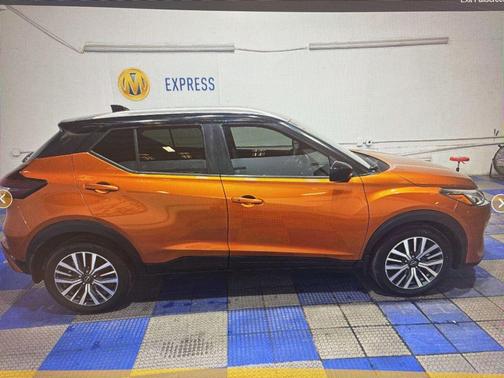 Monarch Orange Metallic/Super Black 2024 Nissan Kicks SV