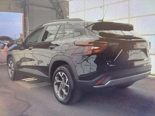 Mosaic Black Metallic 2025 Chevrolet Trax LT
