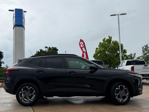Mosaic Black Metallic 2025 Chevrolet Trax LT